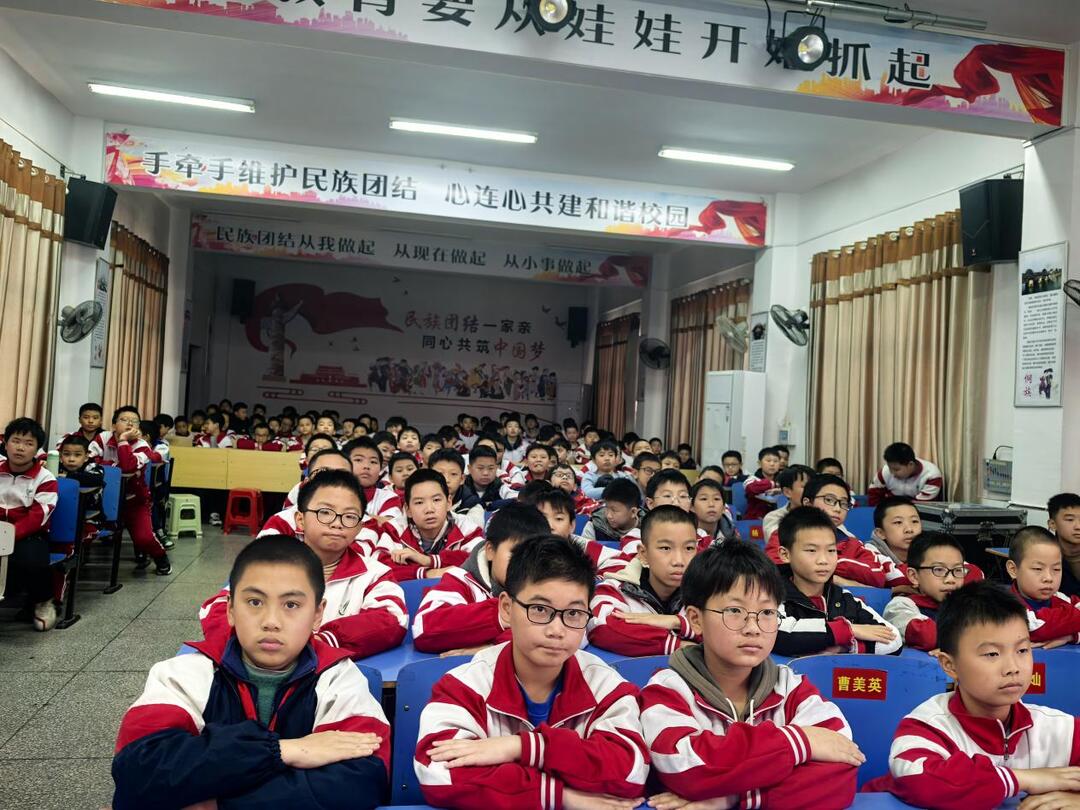 芷江三里坪小学“ 网络‘心’ 接触 脱‘瘾’向未来”心理健康讲座